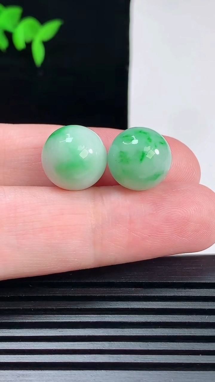 天然A货翡翠圆珠吊坠一对，尺寸12.3 重量:7.00g6月6日
工厂直销收藏佳品,种好水足，色泽均匀，有种有色，上手高大气！