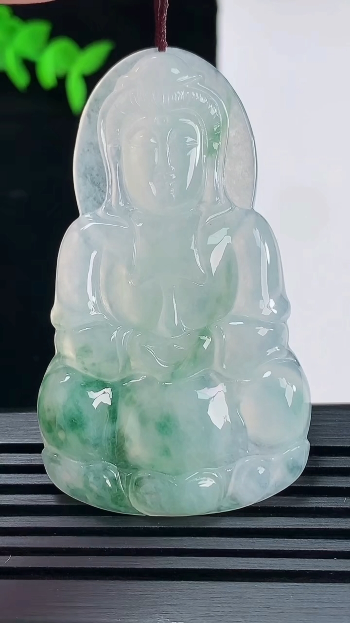 天然A货翡翠冰种飘花正装观音吊坠，尺寸59-34-4.6 重量:17.01g
6月6日