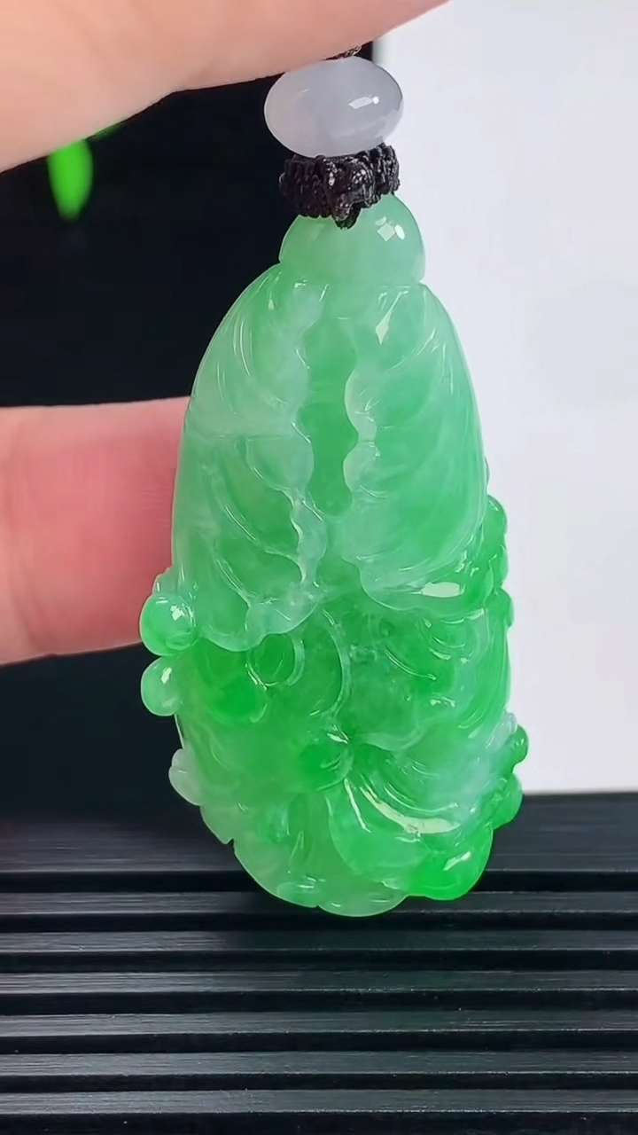 天然A货翡翠白菜吊坠，尺寸41-20.6-10 重量:17.75g
6月6日
