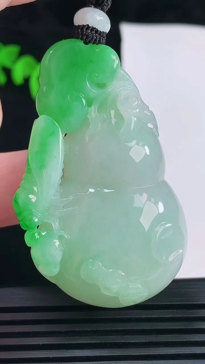 天然A货翡翠葫芦吊坠，尺寸53.5-32.5-11.8 重量:40.37g
6月6日