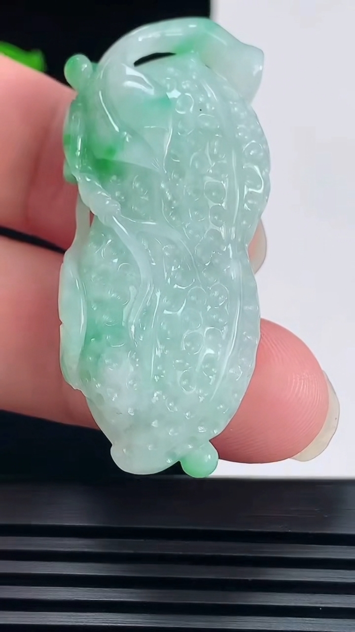 天然A货翡翠花生吊坠，尺寸50.5-22-12.2 重量:21.81g
6月6日