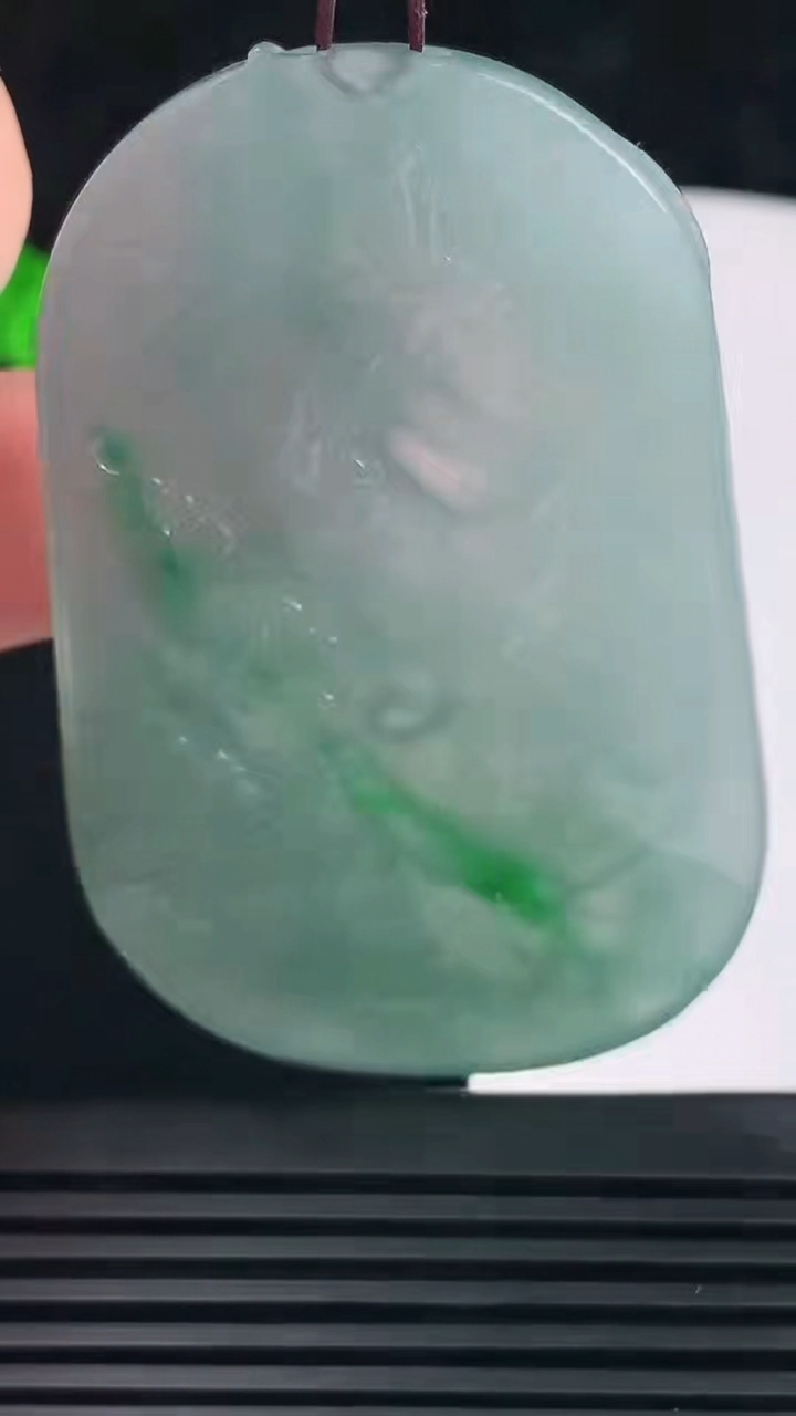 天然A货翡翠冰种蓝水观音菩萨吊坠，尺寸65-41-5.6 重量:32.71g
6月6日