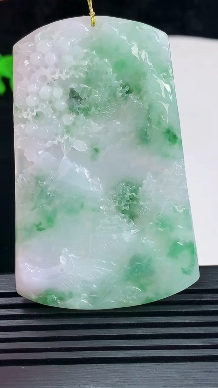 天然A货翡翠山水牌吊坠，尺寸63-40.5-6 重量:34.71g
6月6日