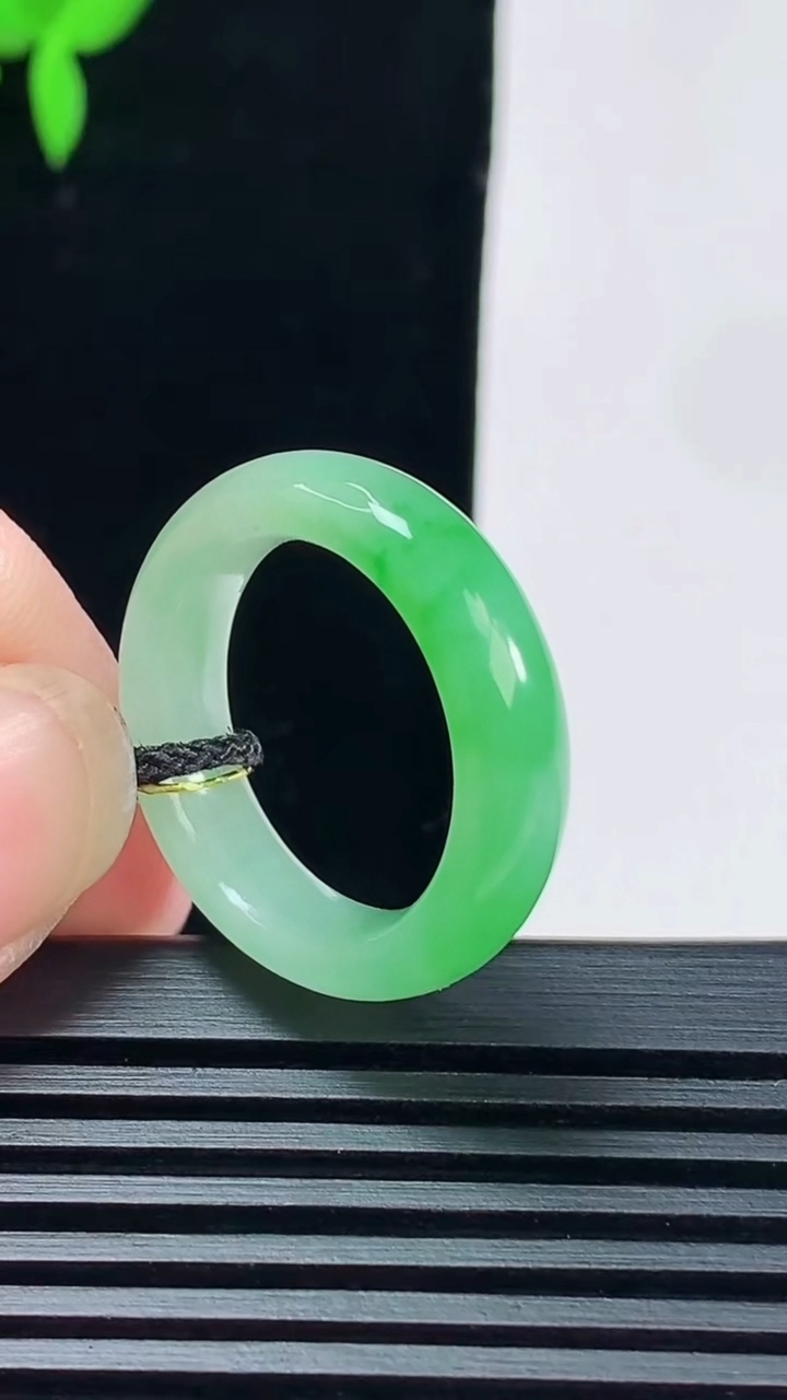 天然A货翡翠玉指环 戒指，尺寸18-5.8-4 重量:4.36g2026年6月6日
工厂直销收藏佳品