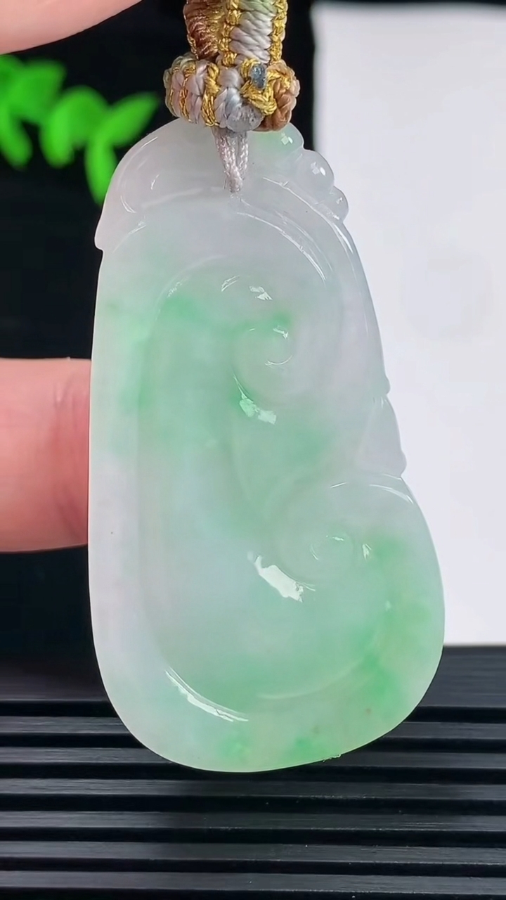 天然A货翡翠如意吊坠，尺寸48-27-6 重量:16.20g
6月6日