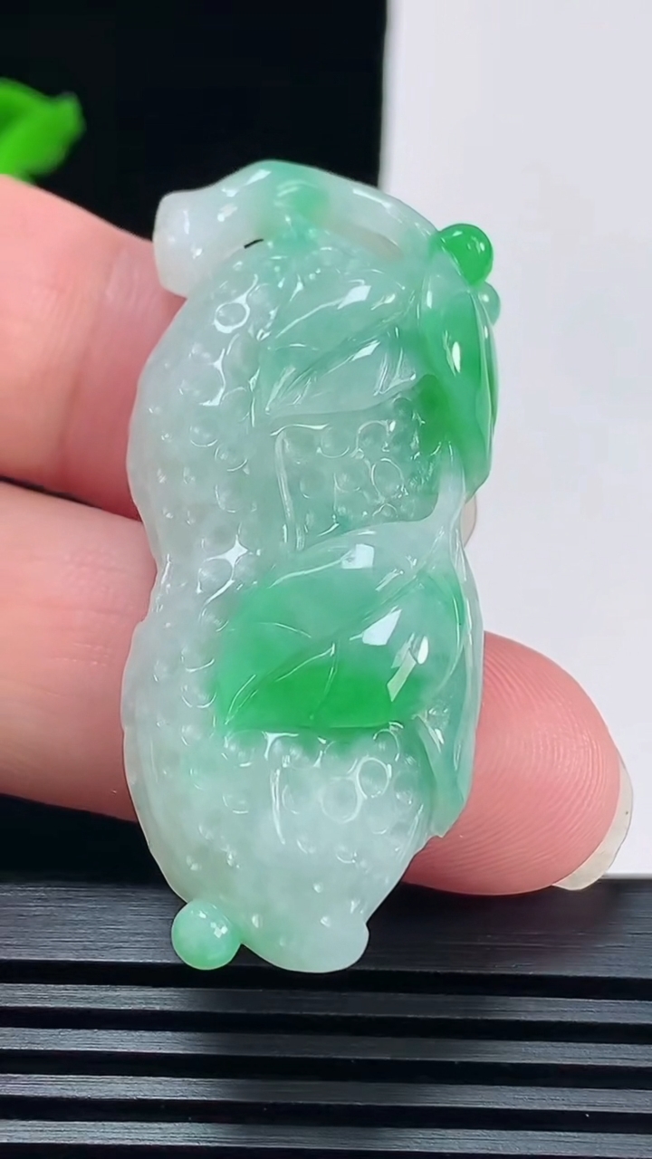 天然A货翡翠花生吊坠，尺寸50.5-22-12.2 重量:21.81g
6月6日