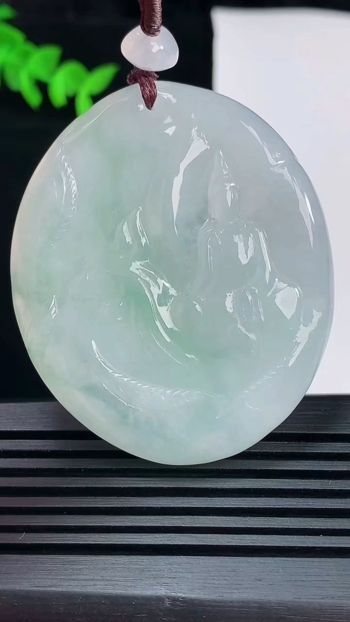 天然A货翡翠无相观音吊坠，尺寸53-45-5.6 重量:32.10g
6月6日