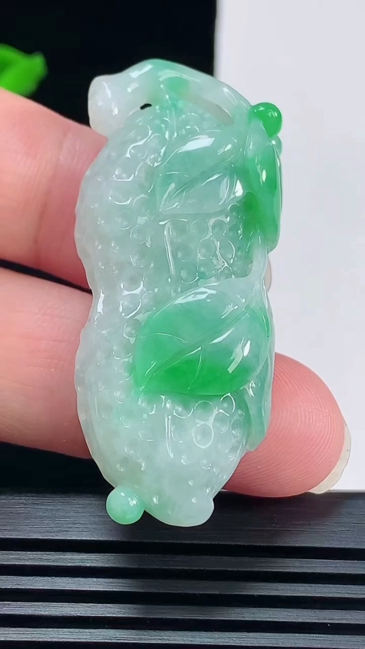 天然A货翡翠花生吊坠，尺寸50.5-22-12.2 重量:21.81g
6月6日