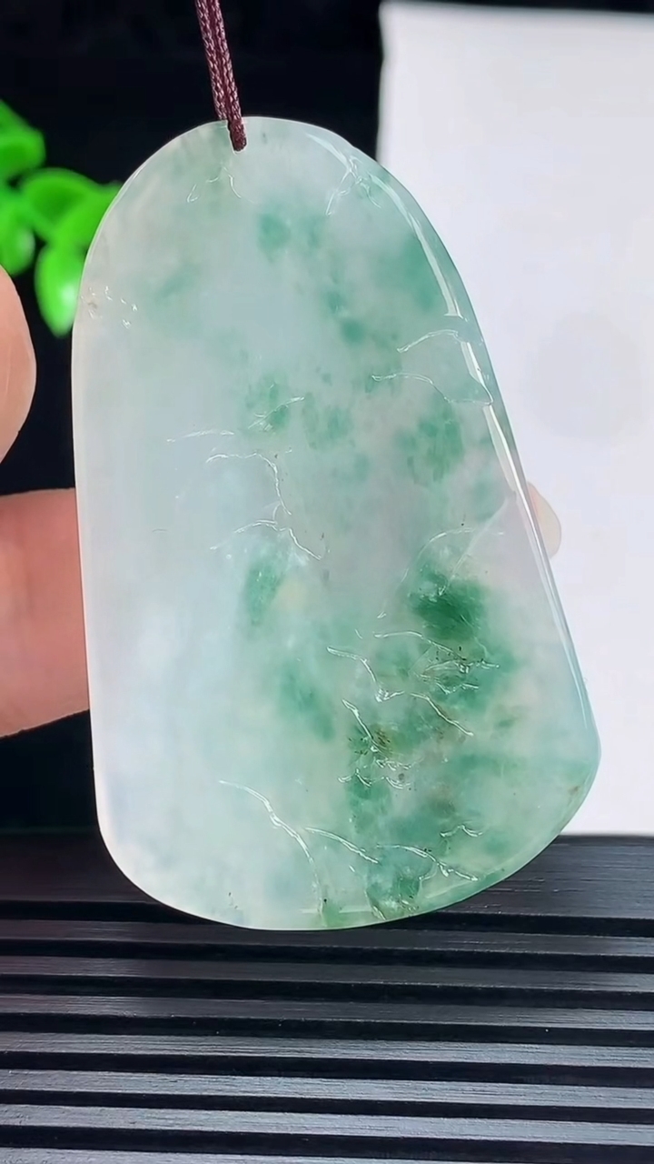 天然A货翡翠牌吊坠，尺寸54-33.5-5.8 重量:20.33g
6月6日