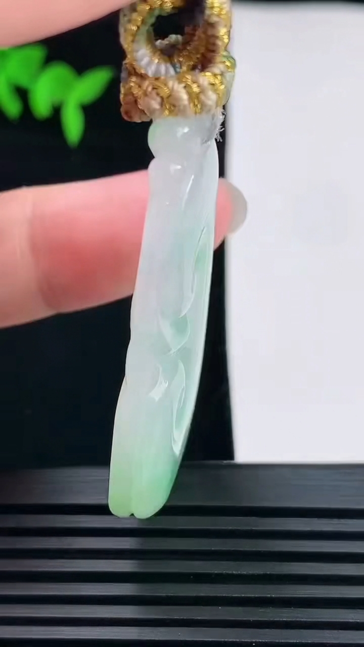天然A货翡翠如意吊坠，尺寸48-27-6 重量:16.20g
6月6日