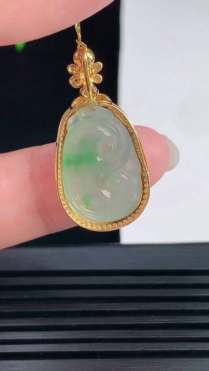 天然A货翡翠如意吊坠，尺寸29.6-15-6.6，裸石19-13 重量:3.02g
6月6日