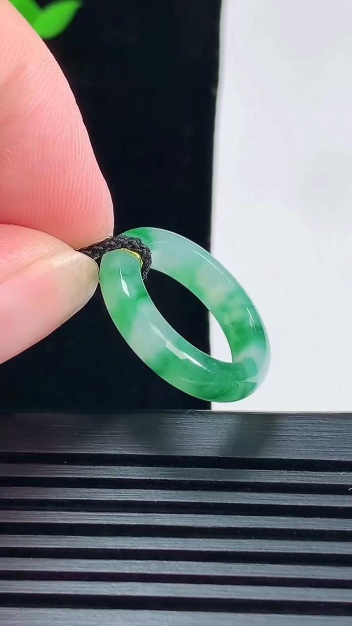天然A货翡翠玉指环 戒指，尺寸16.3-4.5-3.6 重量:2.94g2026年6月6日
工厂直销收藏佳品,种好水足，色泽均匀，有种有色，上手高大气！