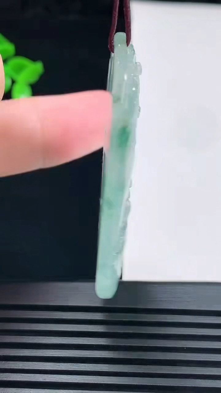 天然A货翡翠牌吊坠，尺寸54-33.5-5.8 重量:20.33g
6月6日