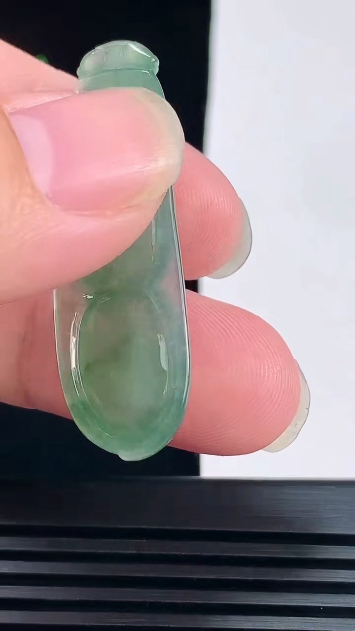 天然A货翡翠福豆吊坠，尺寸42-13.6-6.5 重量:6.60g
6月6日