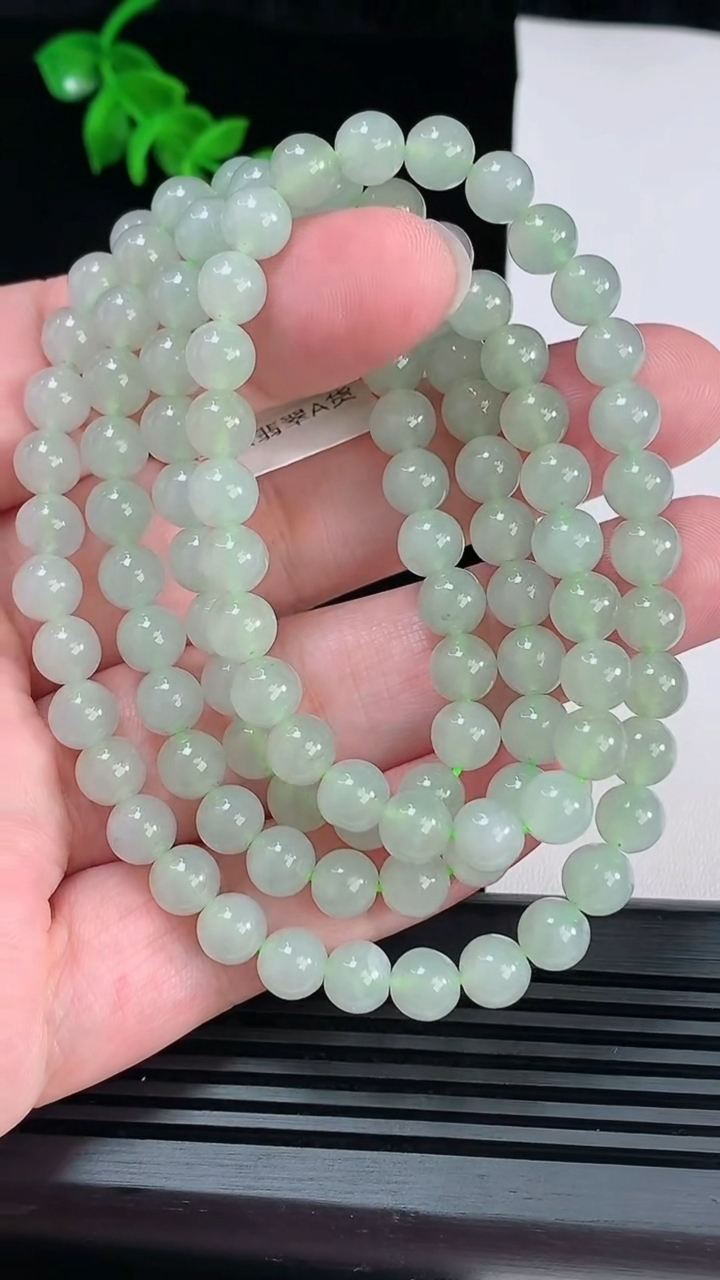 天然A货翡翠圆珠项链，尺寸7-108颗 重量:56.67g
6月6日