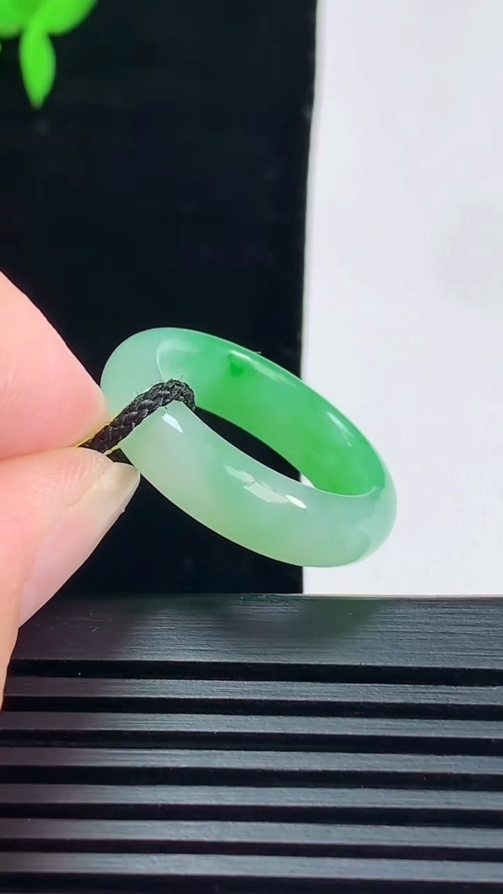 天然A货翡翠玉指环 戒指，尺寸18-5.8-4 重量:4.36g2026年6月6日
工厂直销收藏佳品,种好水足，色泽均匀，有种有色，上手高大气！