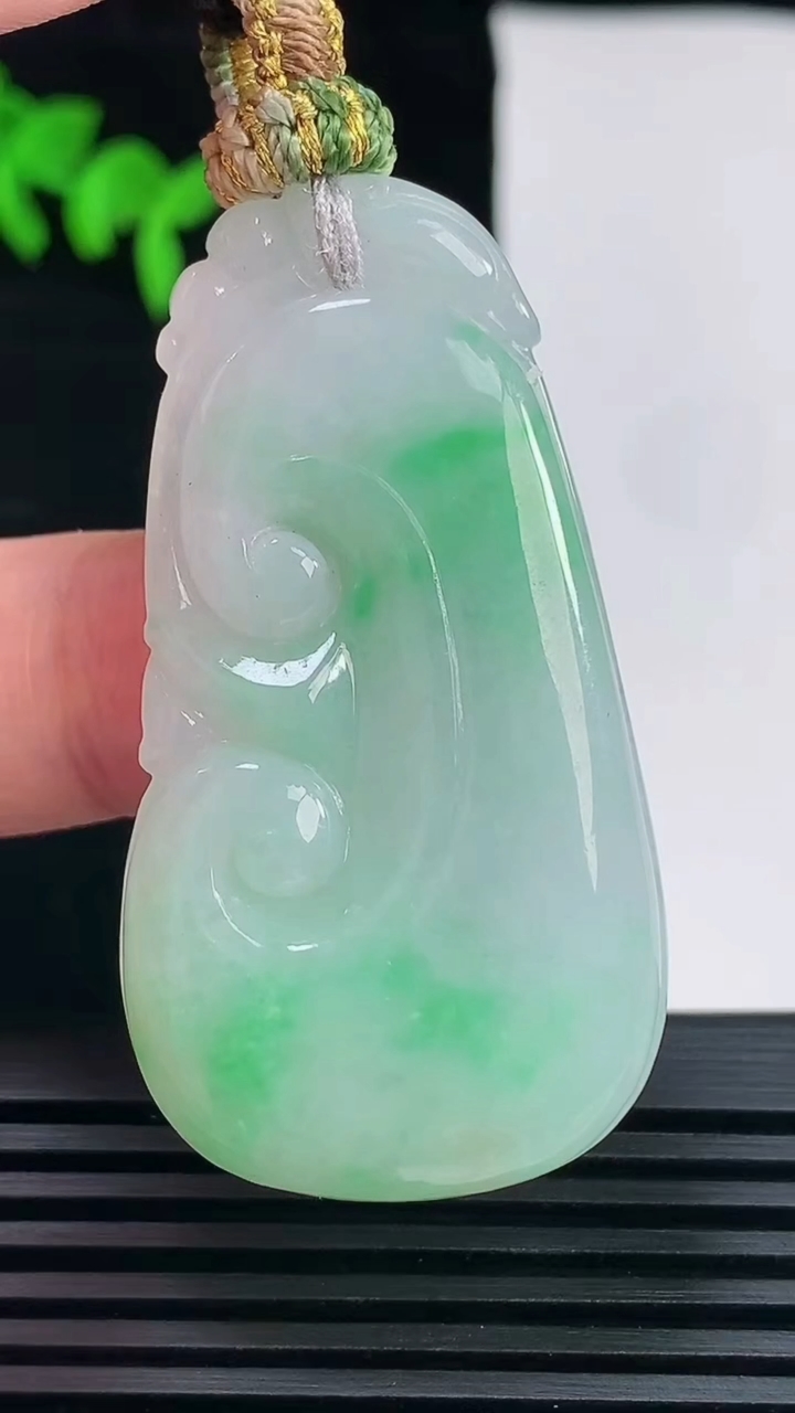 天然A货翡翠如意吊坠，尺寸48-27-6 重量:16.20g
6月6日