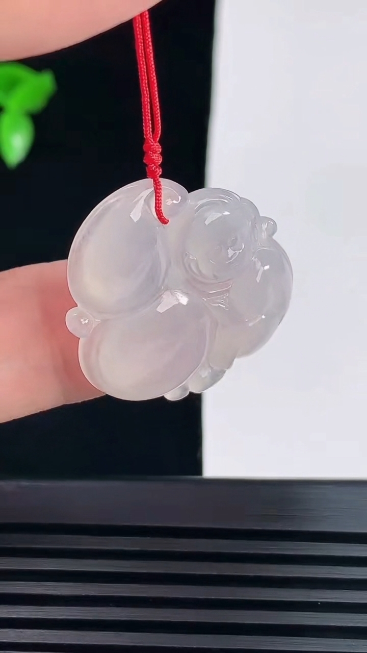 天然A货翡翠灵猴献瑞吊坠，尺寸28-25.8-4.5 重量:5.04g
6月6日