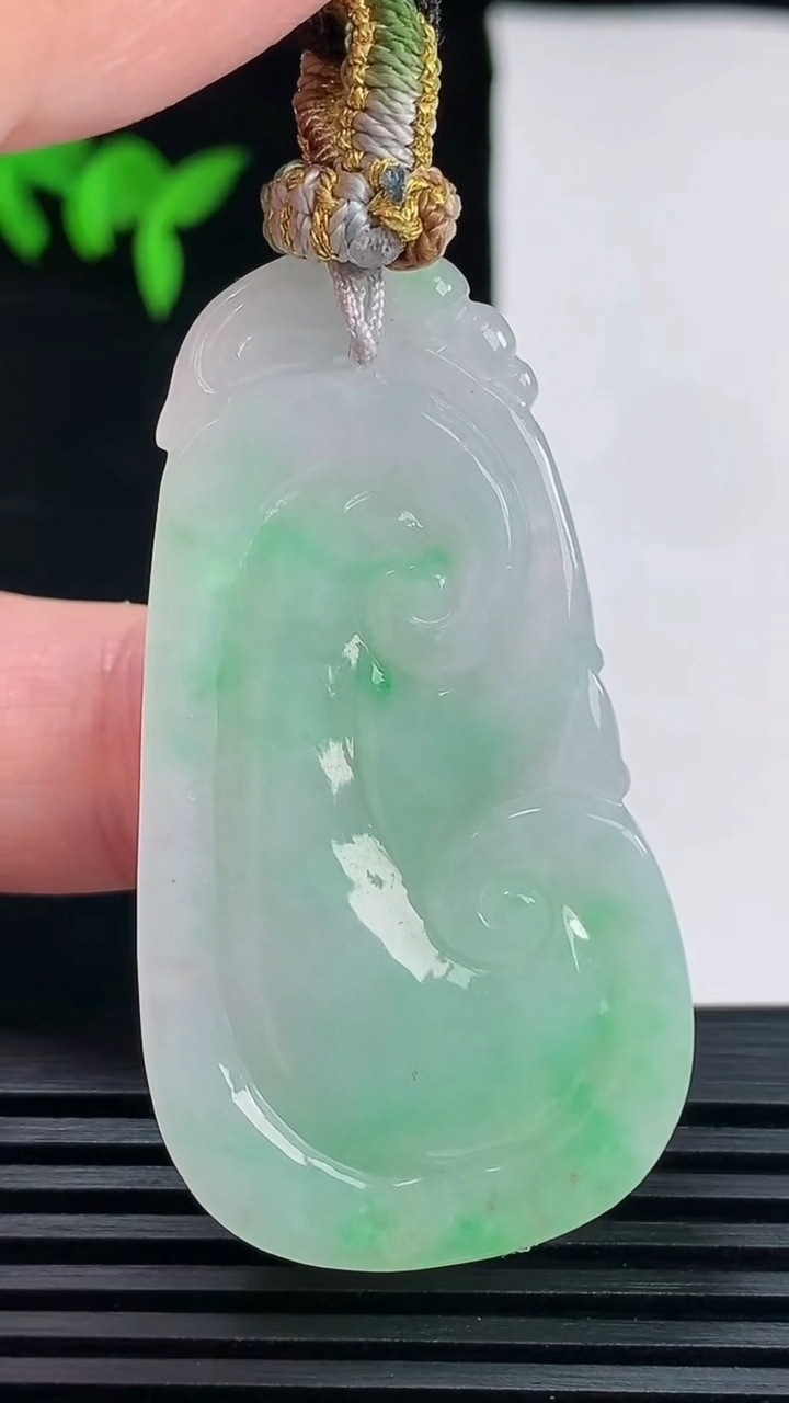 天然A货翡翠如意吊坠，尺寸48-27-6 重量:16.20g
6月6日
