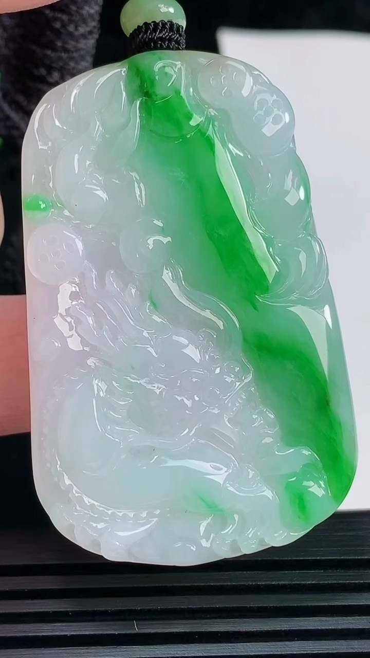 天然A货翡翠龙牌吊坠，尺寸54-35.6-5 重量:25.75g
6月6日