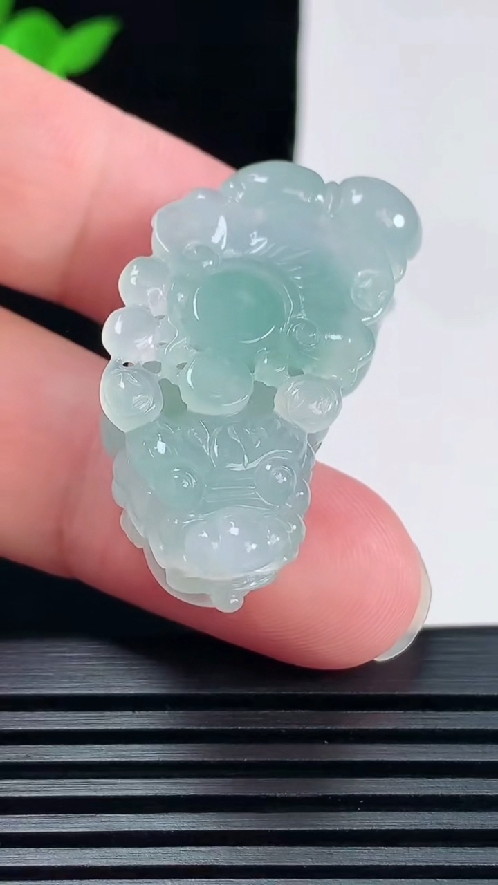 天然A货翡翠貔貅吊坠，尺寸39-19.5-12 重量:16.54g
6月6日