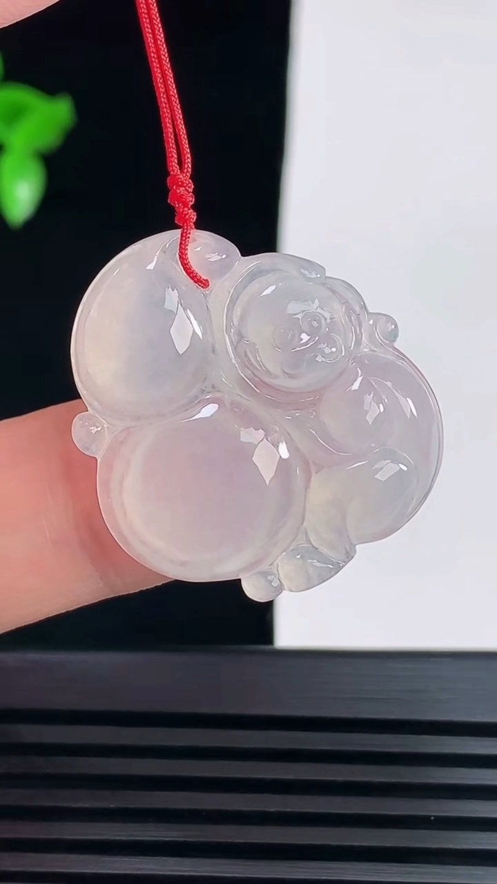 天然A货翡翠灵猴献瑞吊坠，尺寸28-25.8-4.5 重量:5.04g
6月6日
