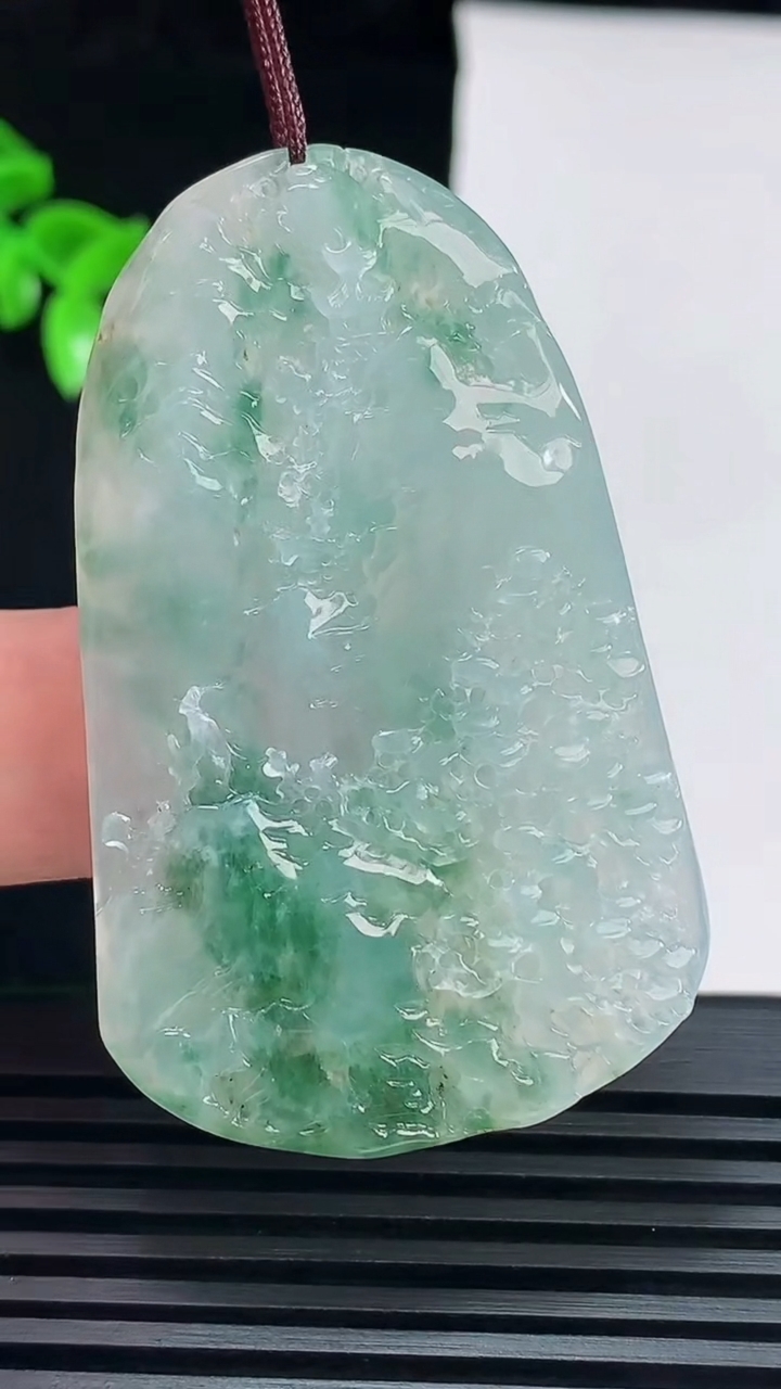 天然A货翡翠牌吊坠，尺寸54-33.5-5.8 重量:20.33g
6月6日