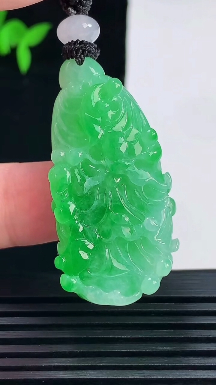 天然A货翡翠白菜吊坠，尺寸41-20.6-10 重量:17.75g
6月6日