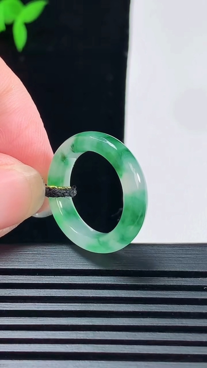 天然A货翡翠玉指环 戒指，尺寸16.3-4.5-3.6 重量:2.94g2026年6月6日
工厂直销