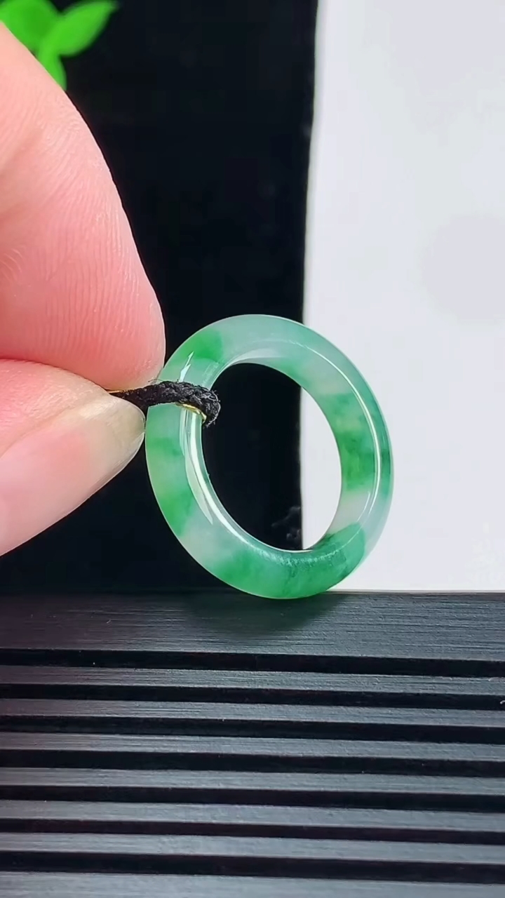 天然A货翡翠玉指环 戒指，尺寸16.3-4.5-3.6 重量:2.94g2026年6月6日
工厂直销收藏佳品,种好水足，色泽均匀，有种有色，上手高大气！