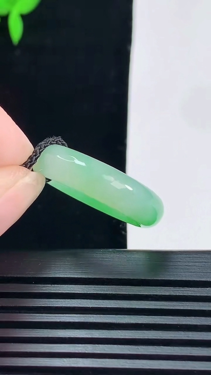 天然A货翡翠玉指环 戒指，尺寸18-5.8-4 重量:4.36g2026年6月6日
工厂直销收藏佳品,种好水足，色泽均匀，有种有色，上手高大气！