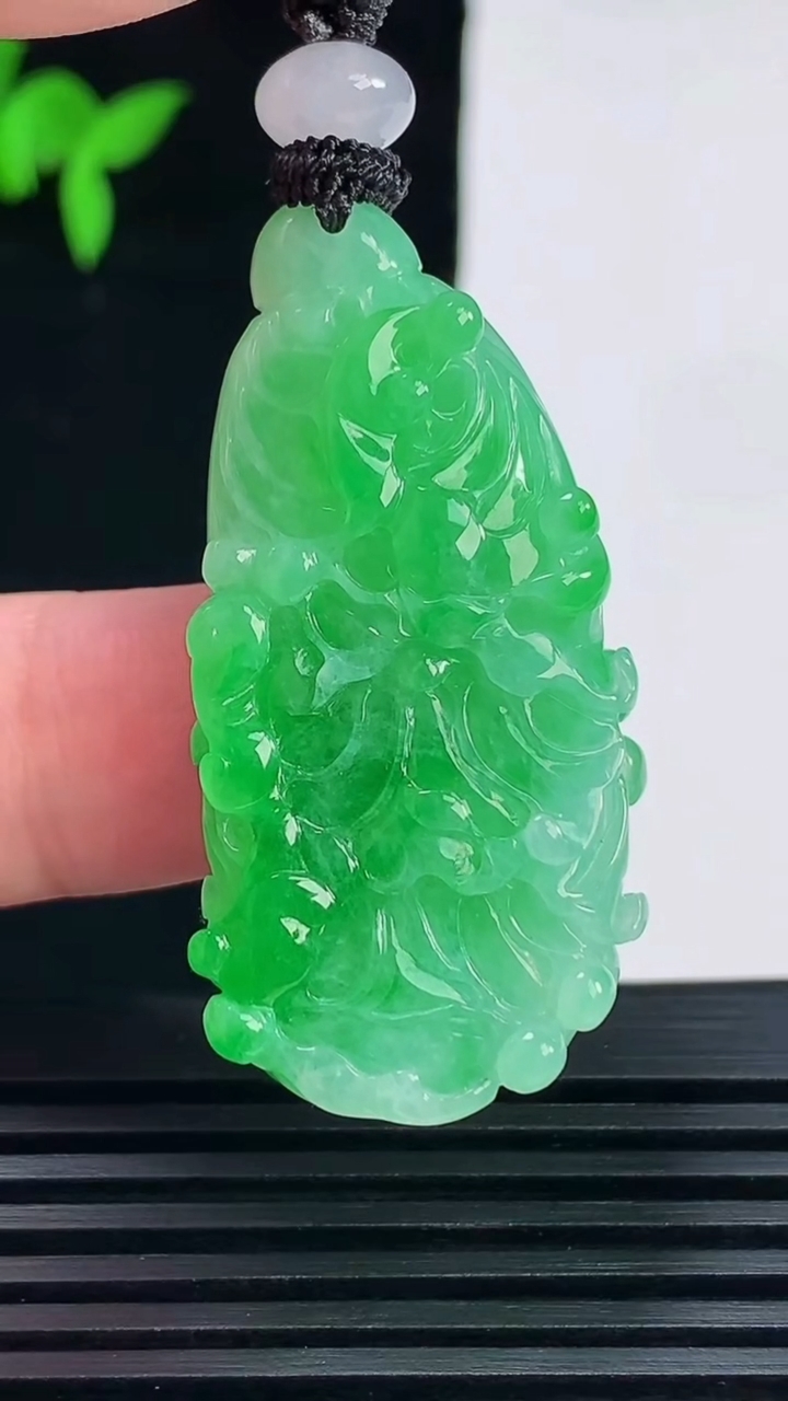 天然A货翡翠白菜吊坠，尺寸41-20.6-10 重量:17.75g
6月6日