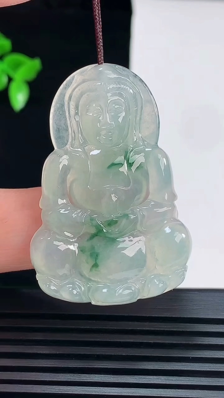 天然A货翡翠飘花正装观音吊坠，尺寸44.6-30-4.5 重量:10.14g
6月6日