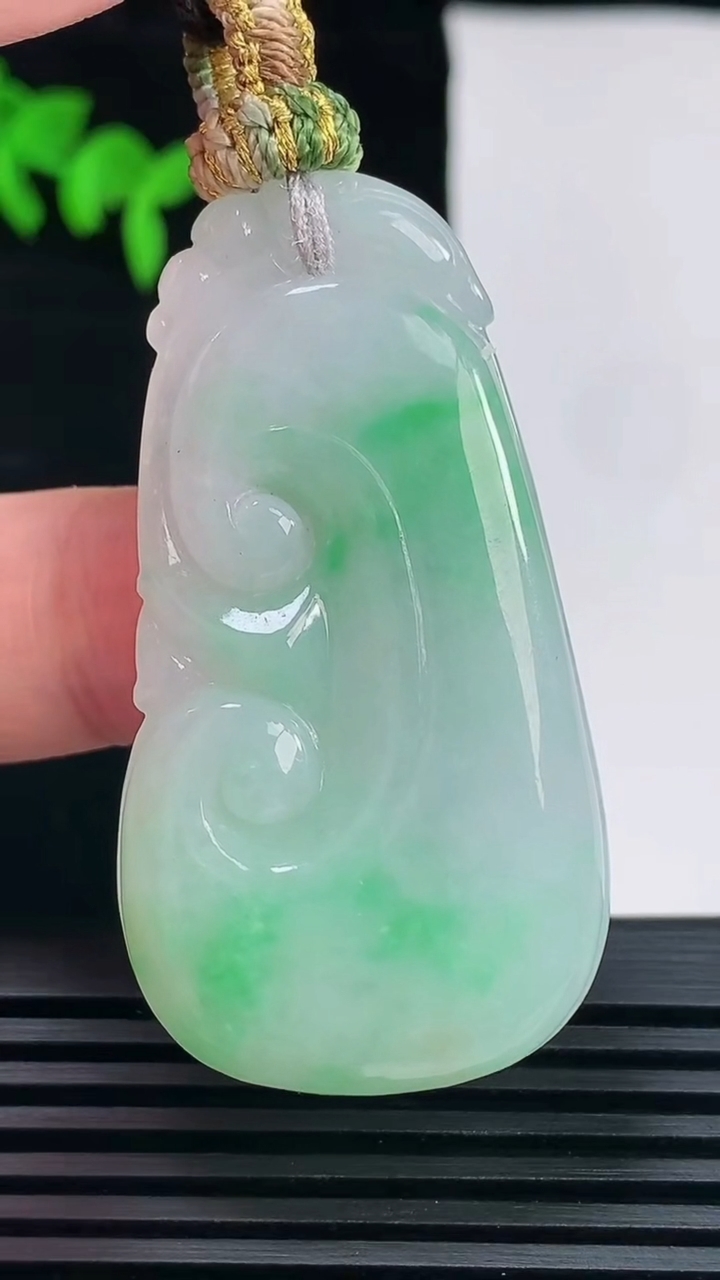 天然A货翡翠如意吊坠，尺寸48-27-6 重量:16.20g
6月6日