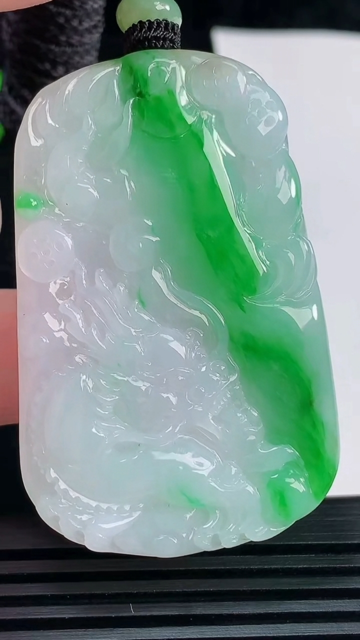 天然A货翡翠龙牌吊坠，尺寸54-35.6-5 重量:25.75g
6月6日