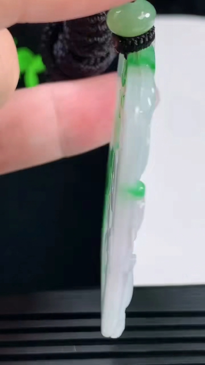 天然A货翡翠龙牌吊坠，尺寸54-35.6-5 重量:25.75g
6月6日
