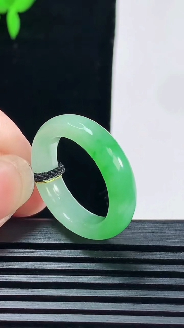 天然A货翡翠玉指环 戒指，尺寸18-5.8-4 重量:4.36g2026年6月6日
工厂直销收藏佳品,种好水足，色泽均匀，有种有色，上手高大气！