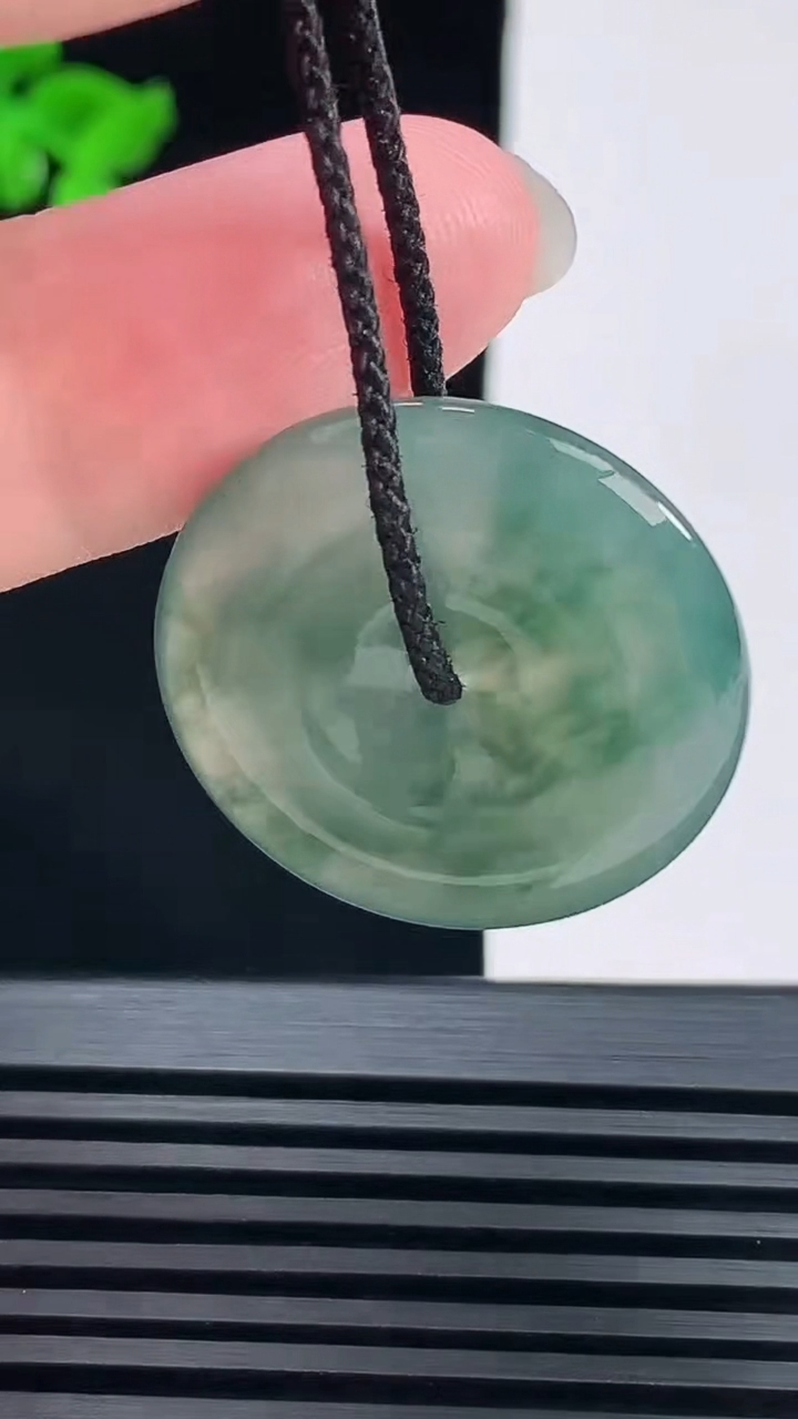 天然A货翡翠冰种飘花平安扣吊坠，尺寸27-5 重量:7.85g
6月7日