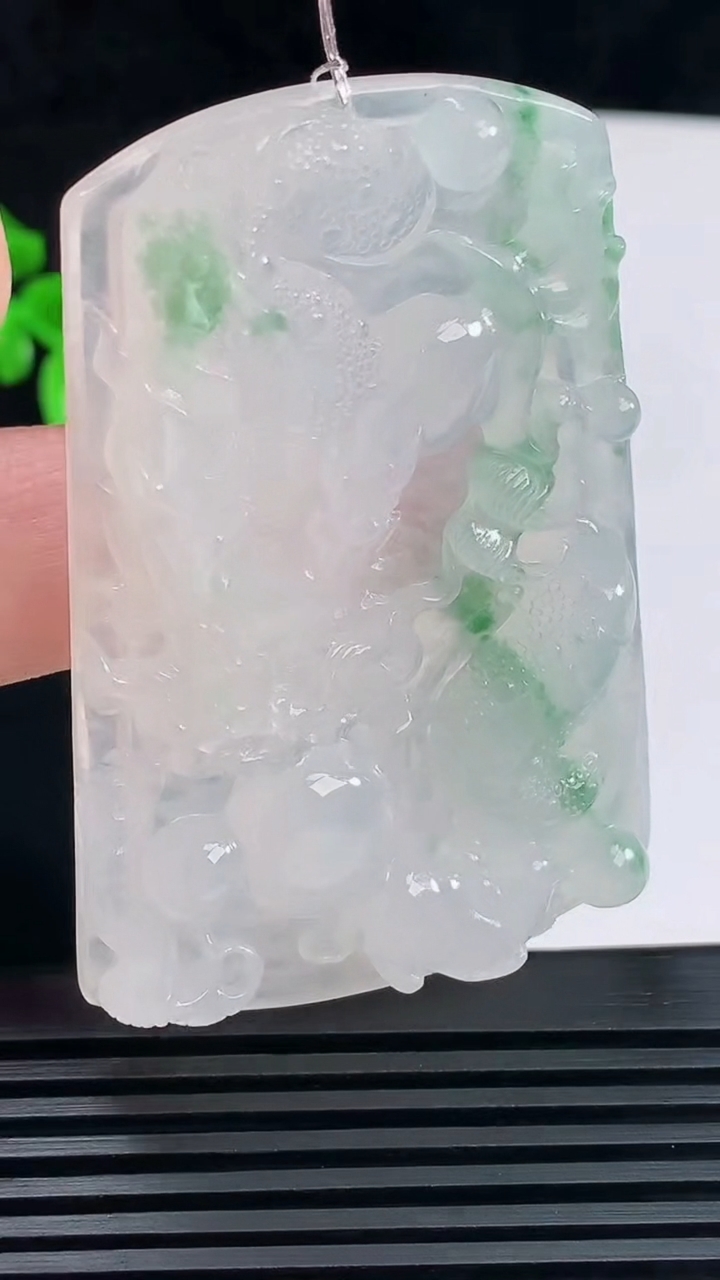 天然A货翡翠龙牌吊坠，尺寸61.6-41-7.2 重量:34.50g
6月7日