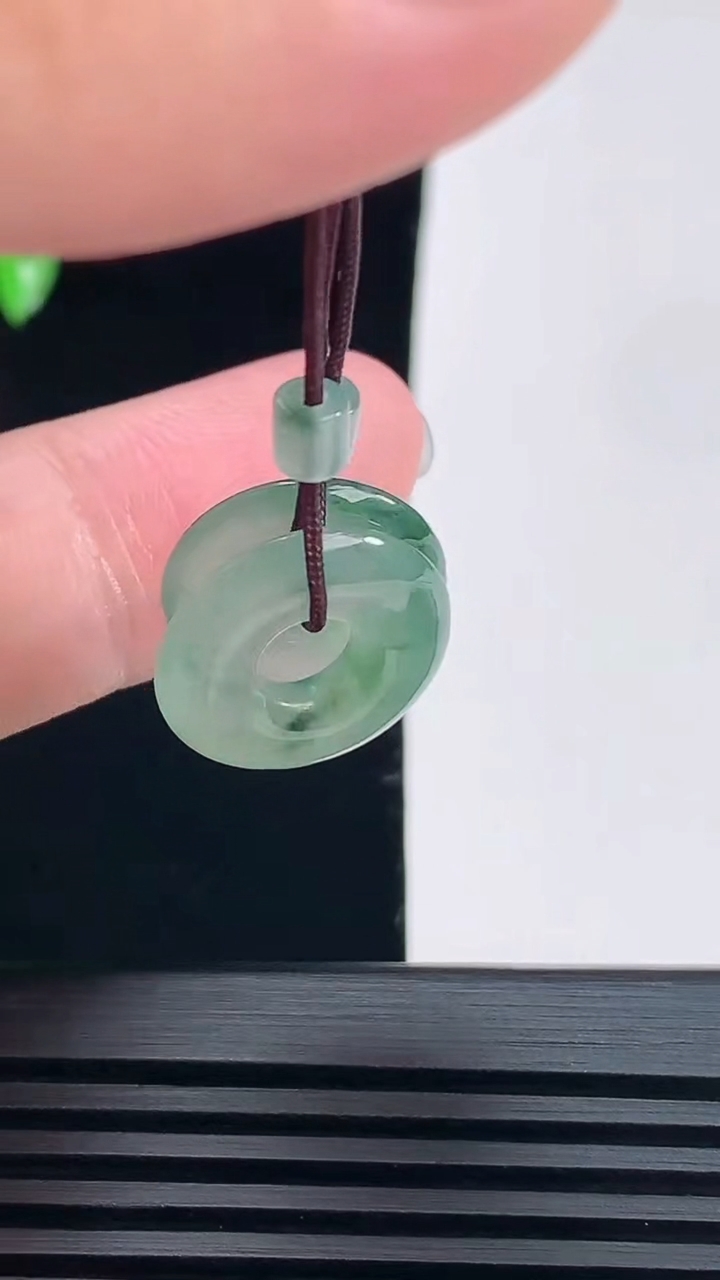 天然A货翡翠冰种飘花平安环吊坠一对，尺寸15.6-3.5 重量:3.03g
6月7日