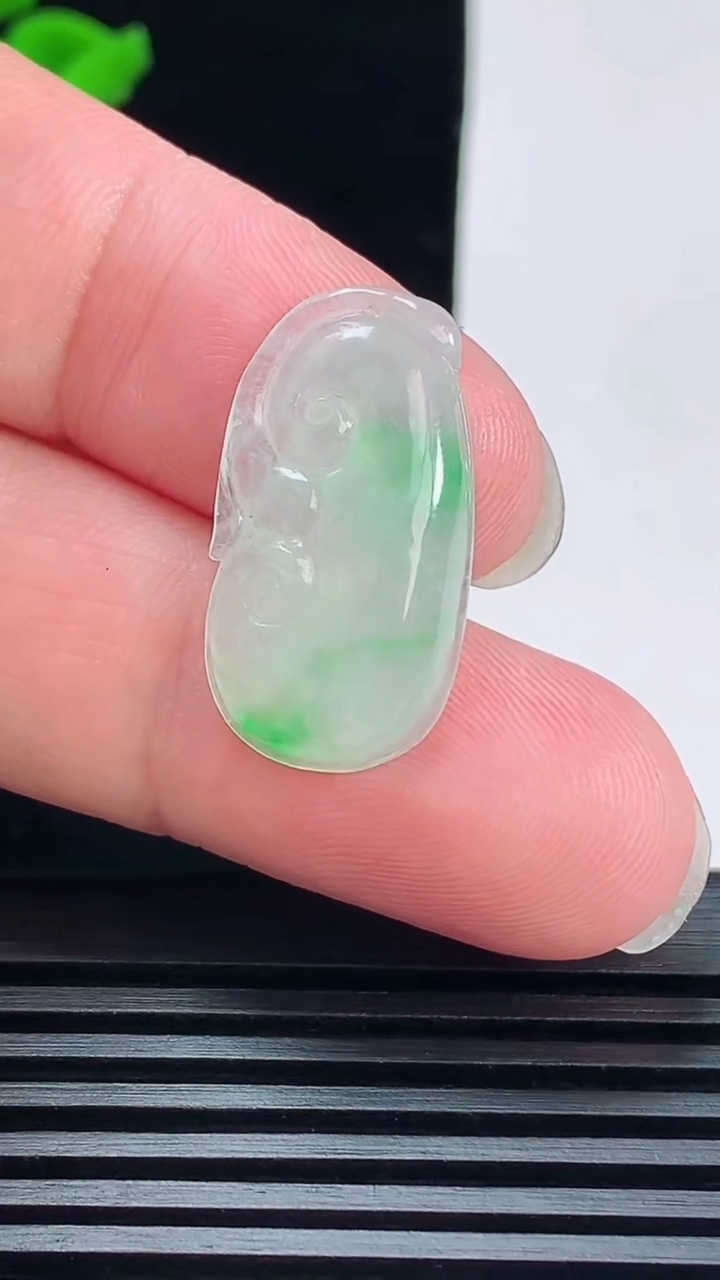 天然A货翡翠如意吊坠，尺寸25-13-4.5 重量:2.54g
6月7日