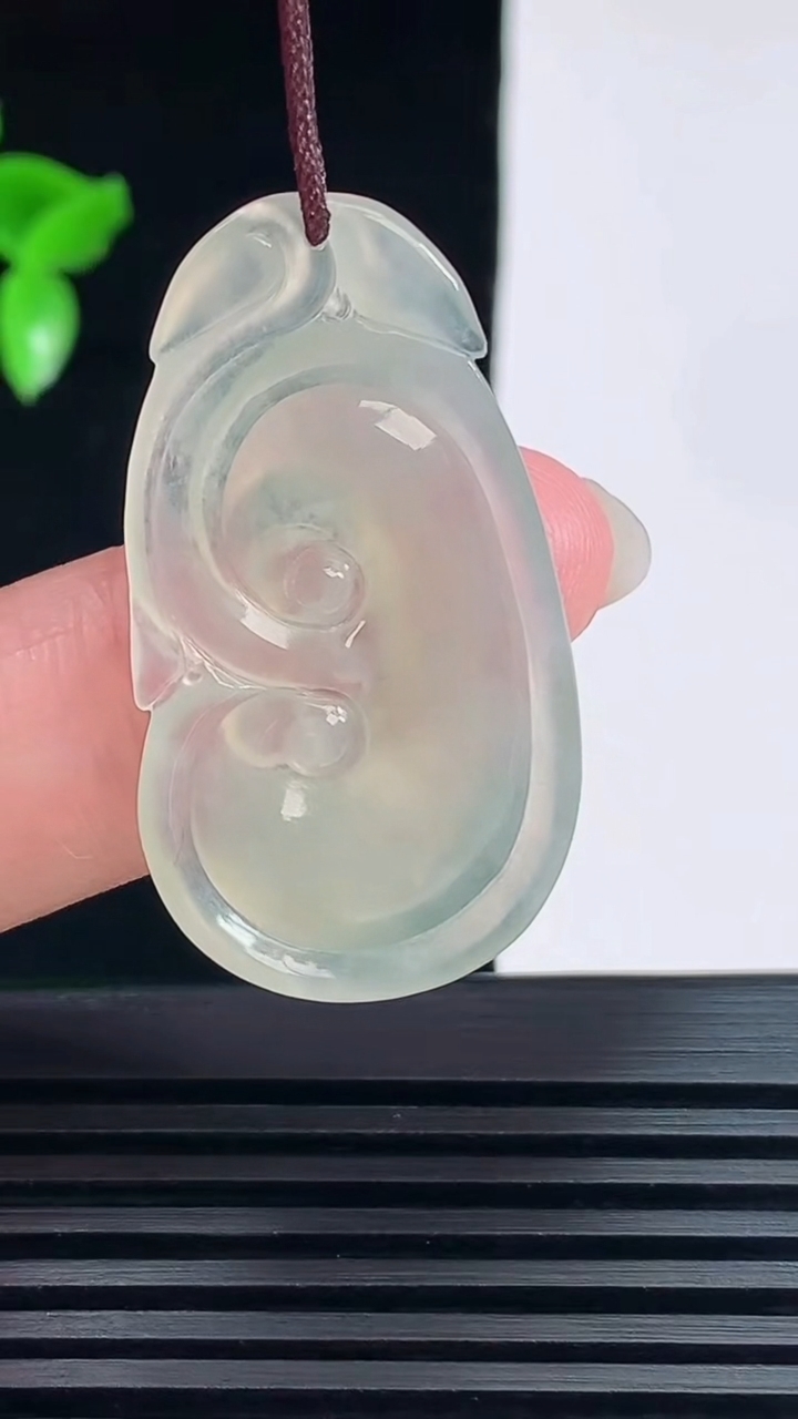天然A货翡翠如意吊坠，尺寸38-20-3.5 重量:4.31g
6月7日