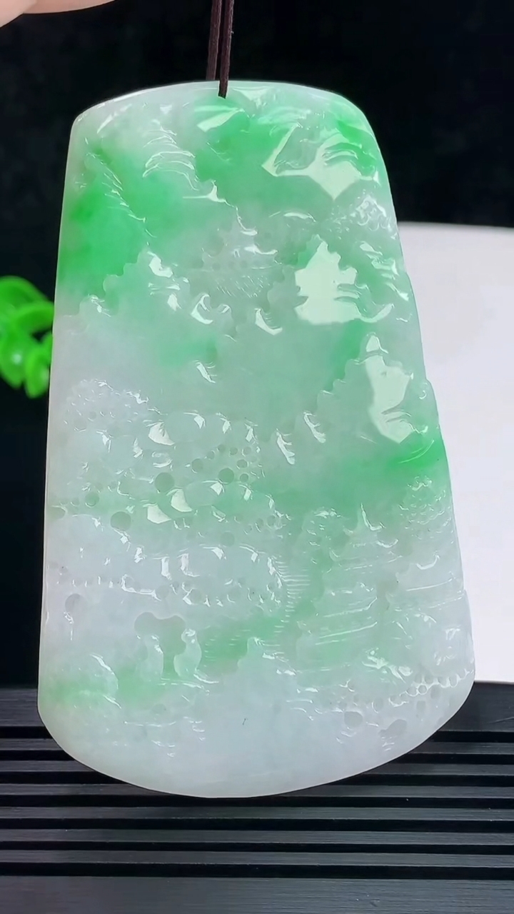 天然A货翡翠山水牌吊坠，尺寸76-48-5 重量:44.25g
6月7日