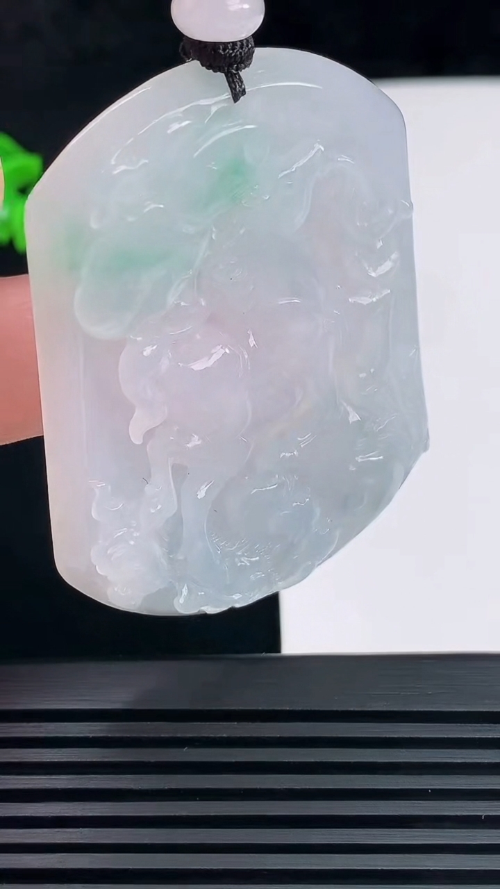 天然A货翡翠生肖马吊坠，尺寸57-45.5-6 重量:32.10g
6月7日