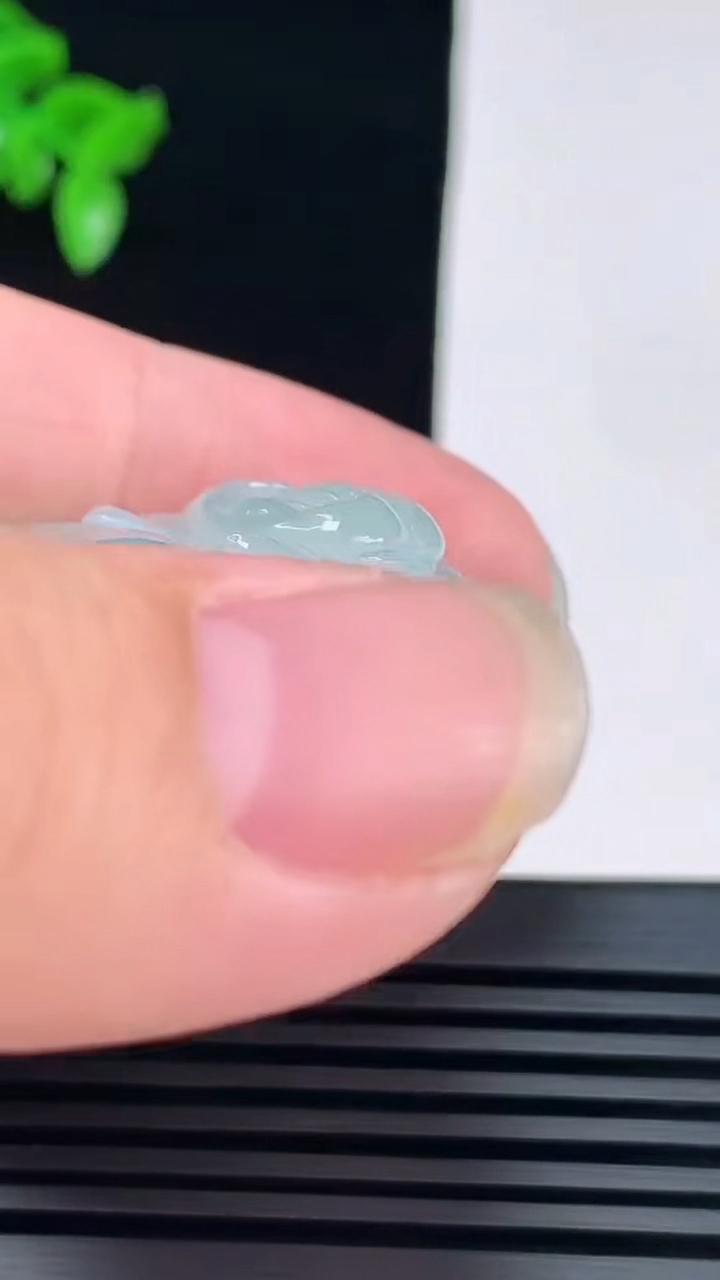 天然A货翡翠佛公吊坠，尺寸28-34-6 重量:7.99g
6月7日