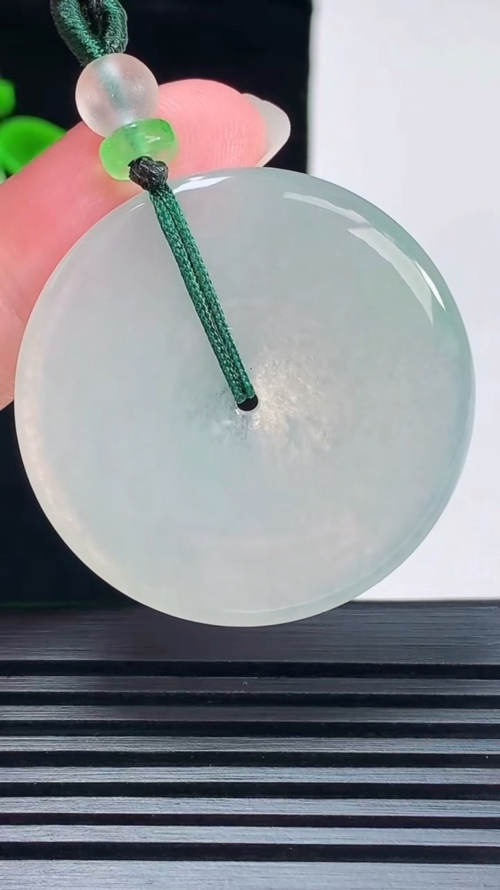 天然A货翡翠平安扣吊坠，尺寸36-4.6 重量:14.34g
6月7日