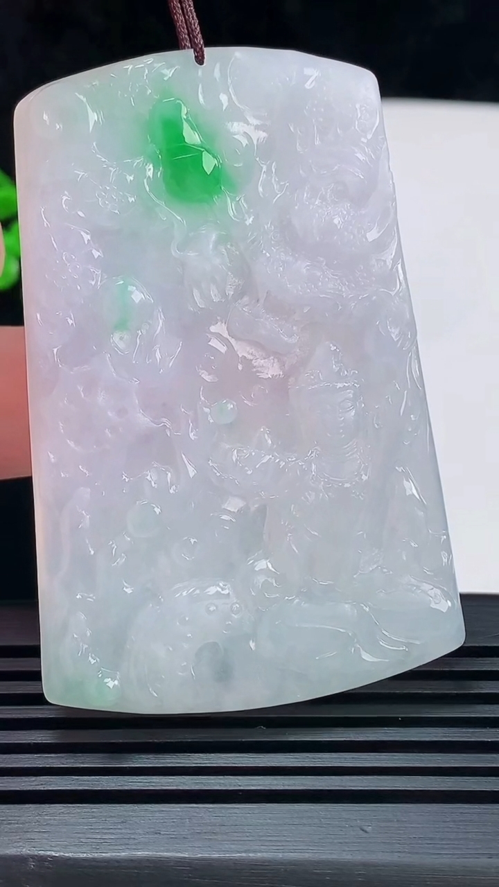 天然A货翡翠春带彩 飘阳绿祥龙虚空藏菩萨吊坠，尺寸64-42-4.2 重量:27.12g
6月7日