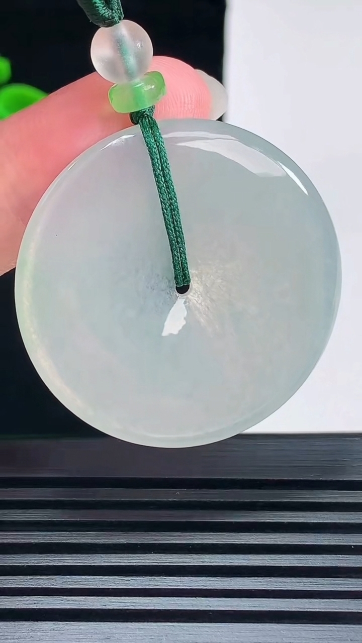 天然A货翡翠平安扣吊坠，尺寸36-4.6 重量:14.34g
6月7日