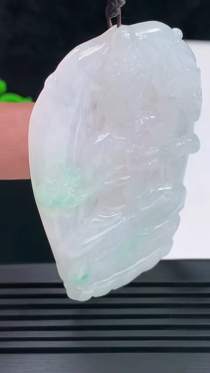 天然A货翡翠大势至菩萨吊坠，尺寸65.5-40-5 重量:30.57g
6月7日