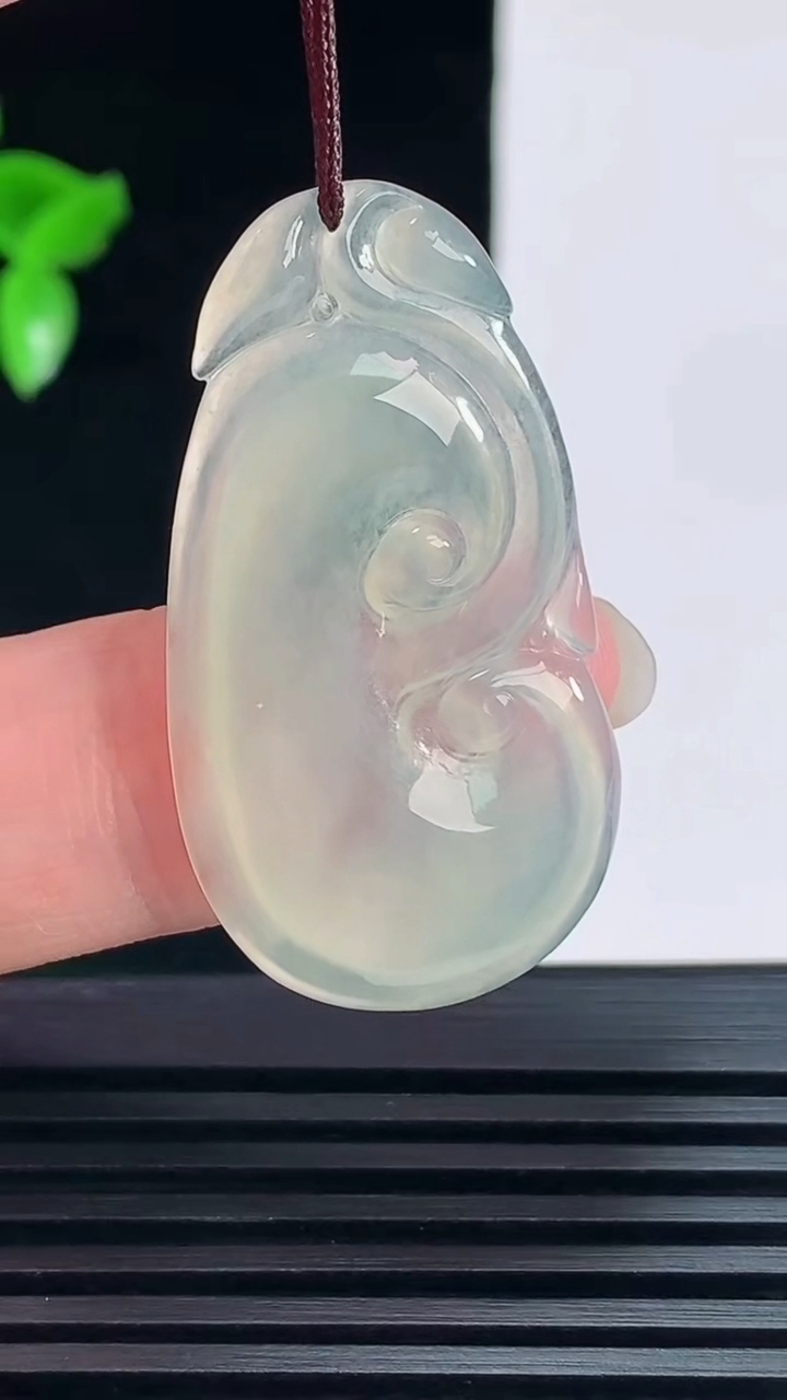 天然A货翡翠如意吊坠，尺寸38-20-3.5 重量:4.31g
6月7日